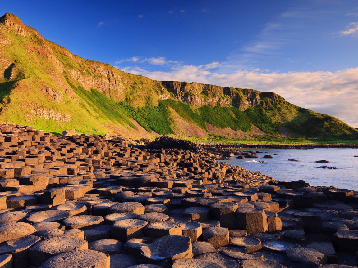 Ступенчатые скалы на берегу в Ирландии