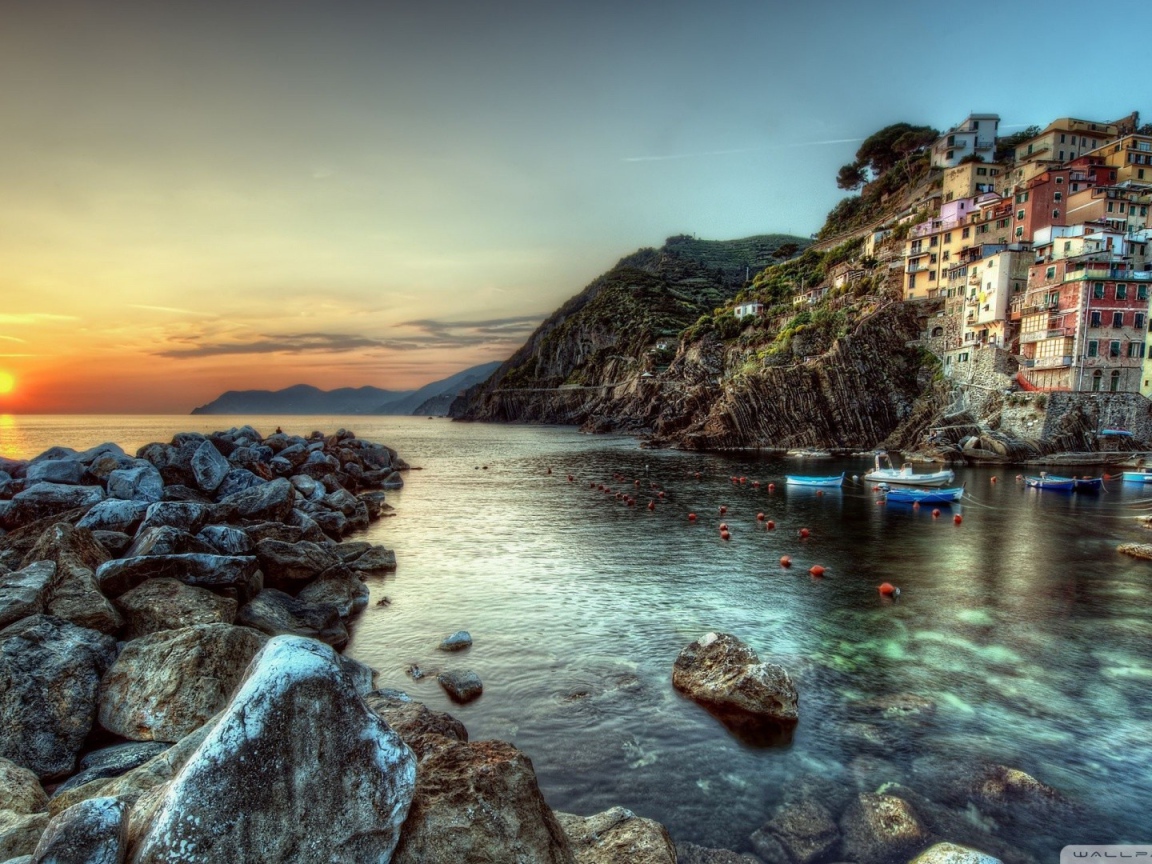 Берег моря на закате, курорт Чинкве-Терре в Италии