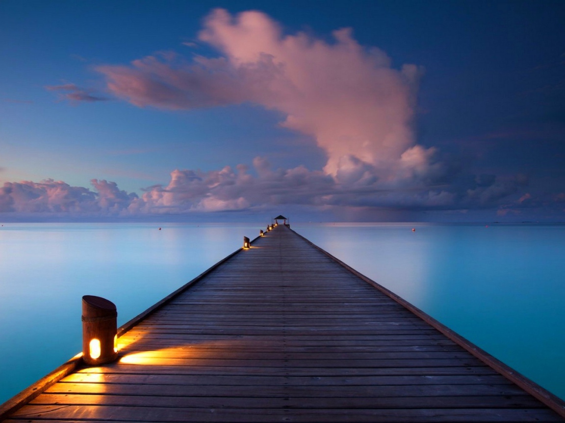 Подсветка деревянного пирса на Мальдивах