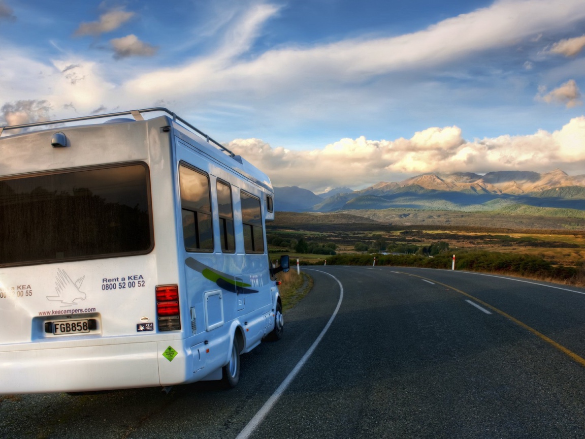 Автобус на шоссе в Новой Зеландии