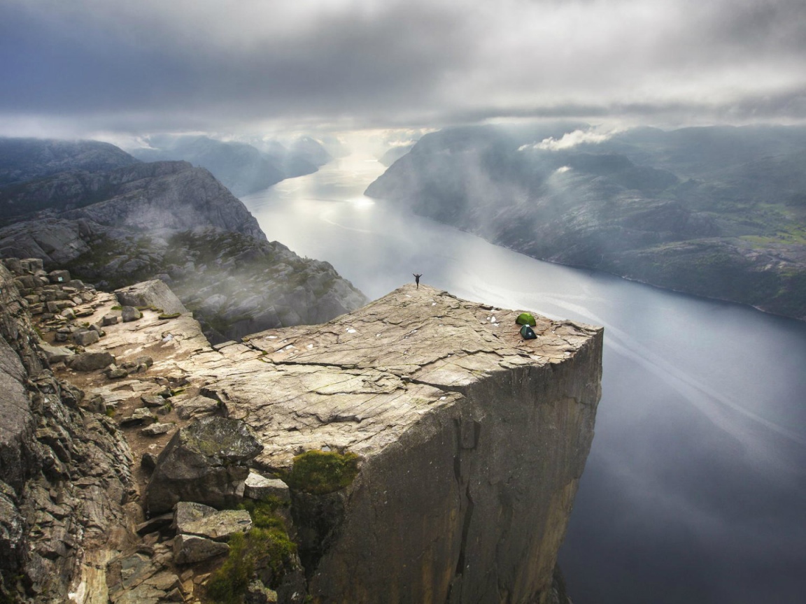 Гигантский утёс Прекестулен в Норвегии