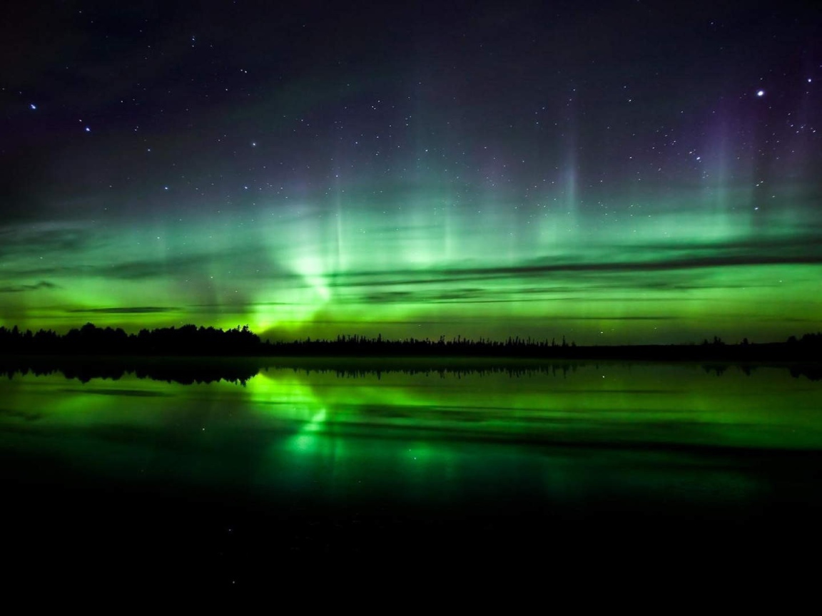 Северное сияние над водой в Норвегии