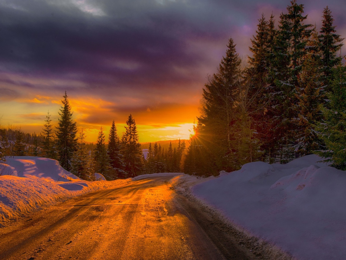Закат на зимней дороге в Норвегии