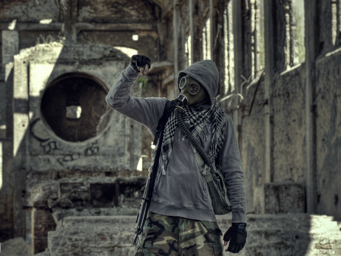 Сталкер в заброшенном здании в Польше