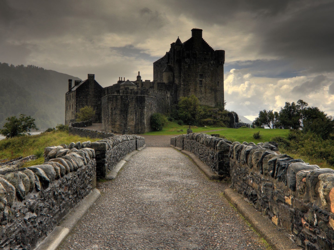 Каменная дорога к замку в Шотландии
