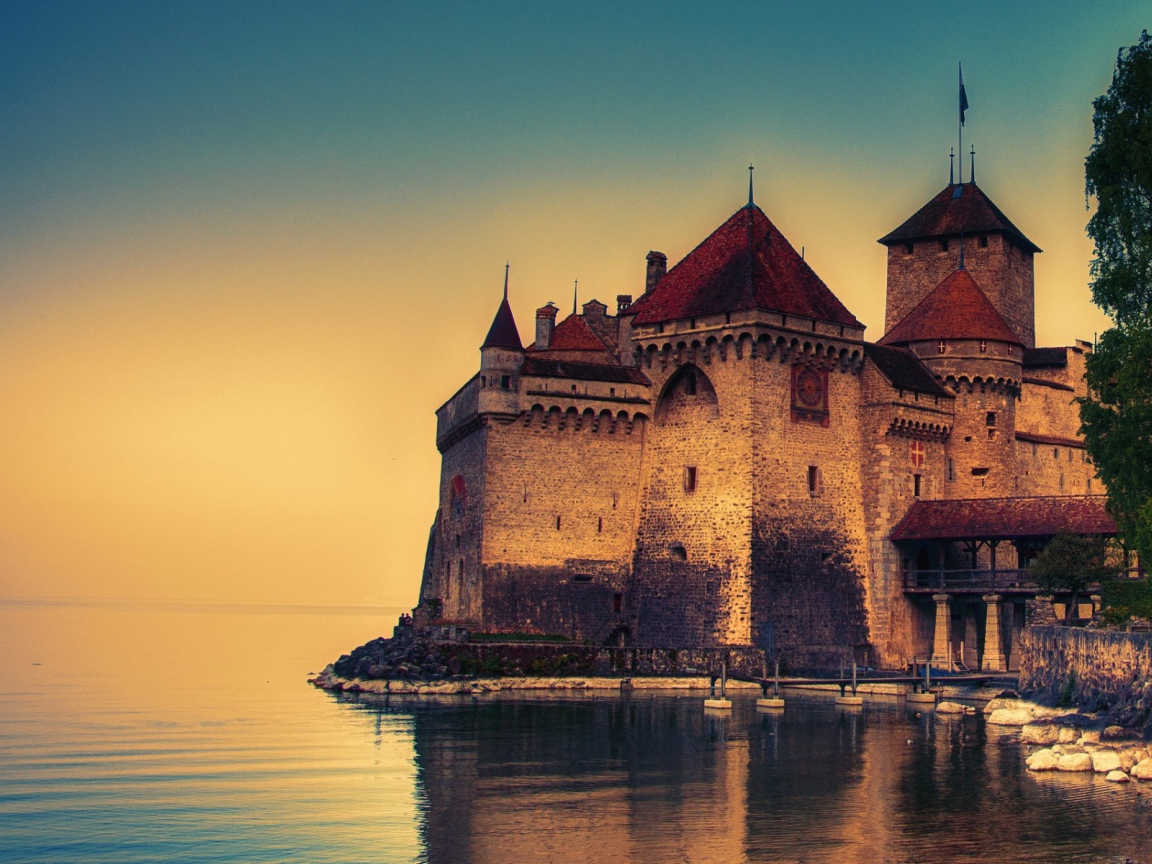 Шильонский замок на берегу Женевского озера