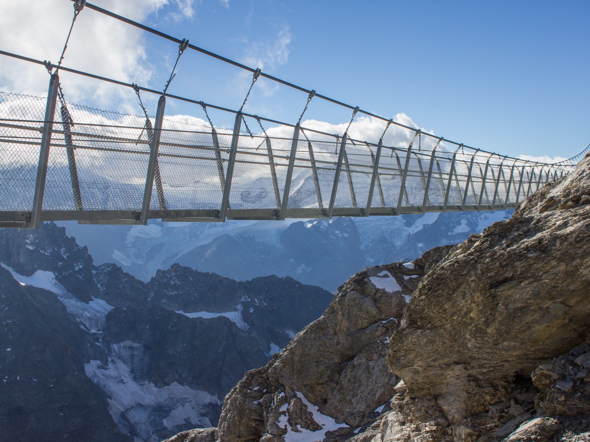 Подвесной мост в горах, Швейцария