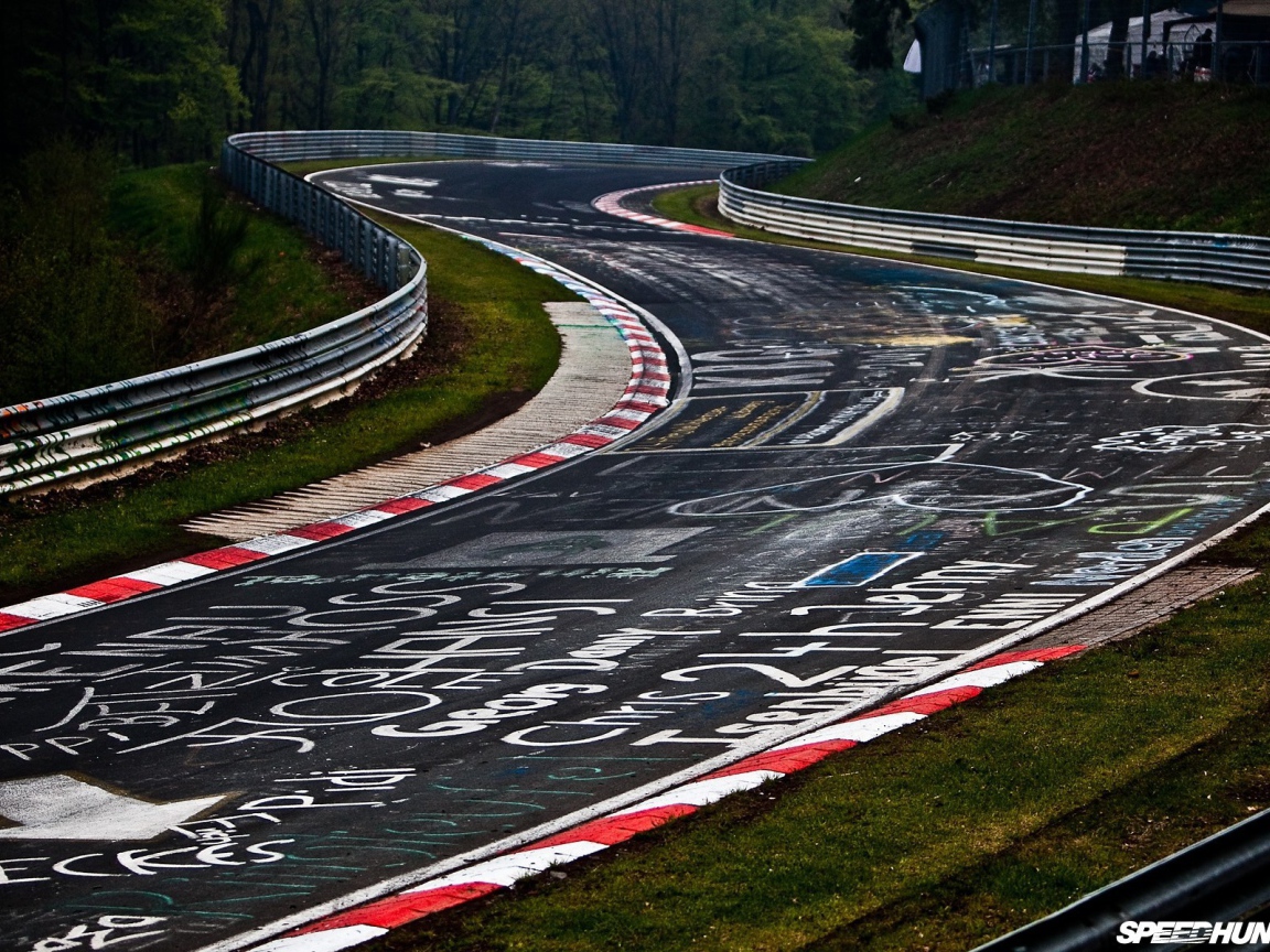 Надписи на асфальте гоночного трека