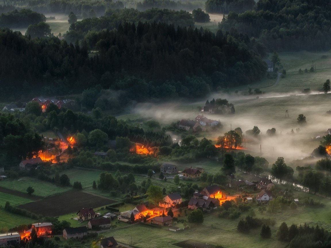 Утренний туман в горной деревне в Альпах