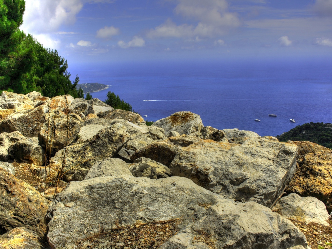 Скалистый берег Средиземного моря