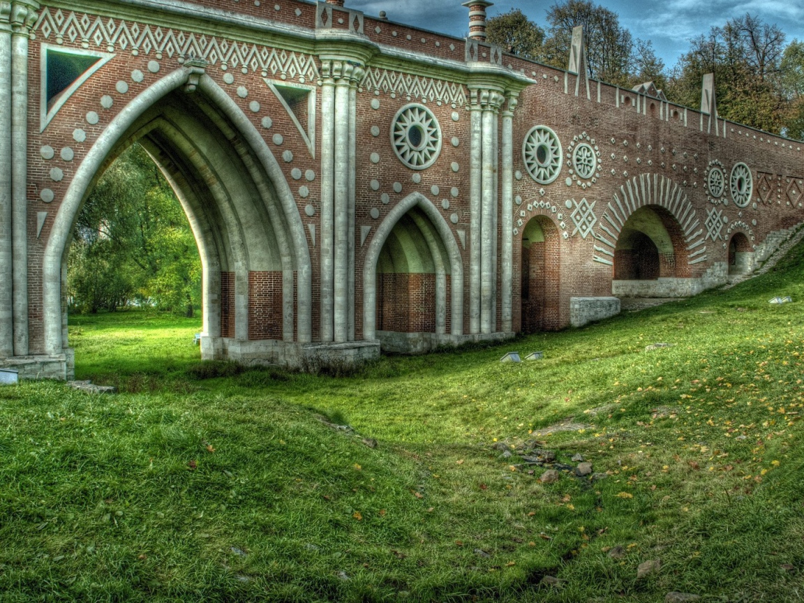 Старинный мост над оврагом, фото HDR