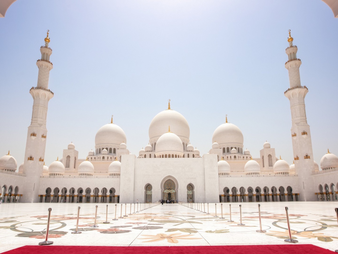 Двор белой мечети с золотыми минаретами