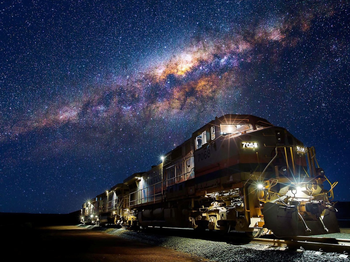 Ночной поезд под звездами