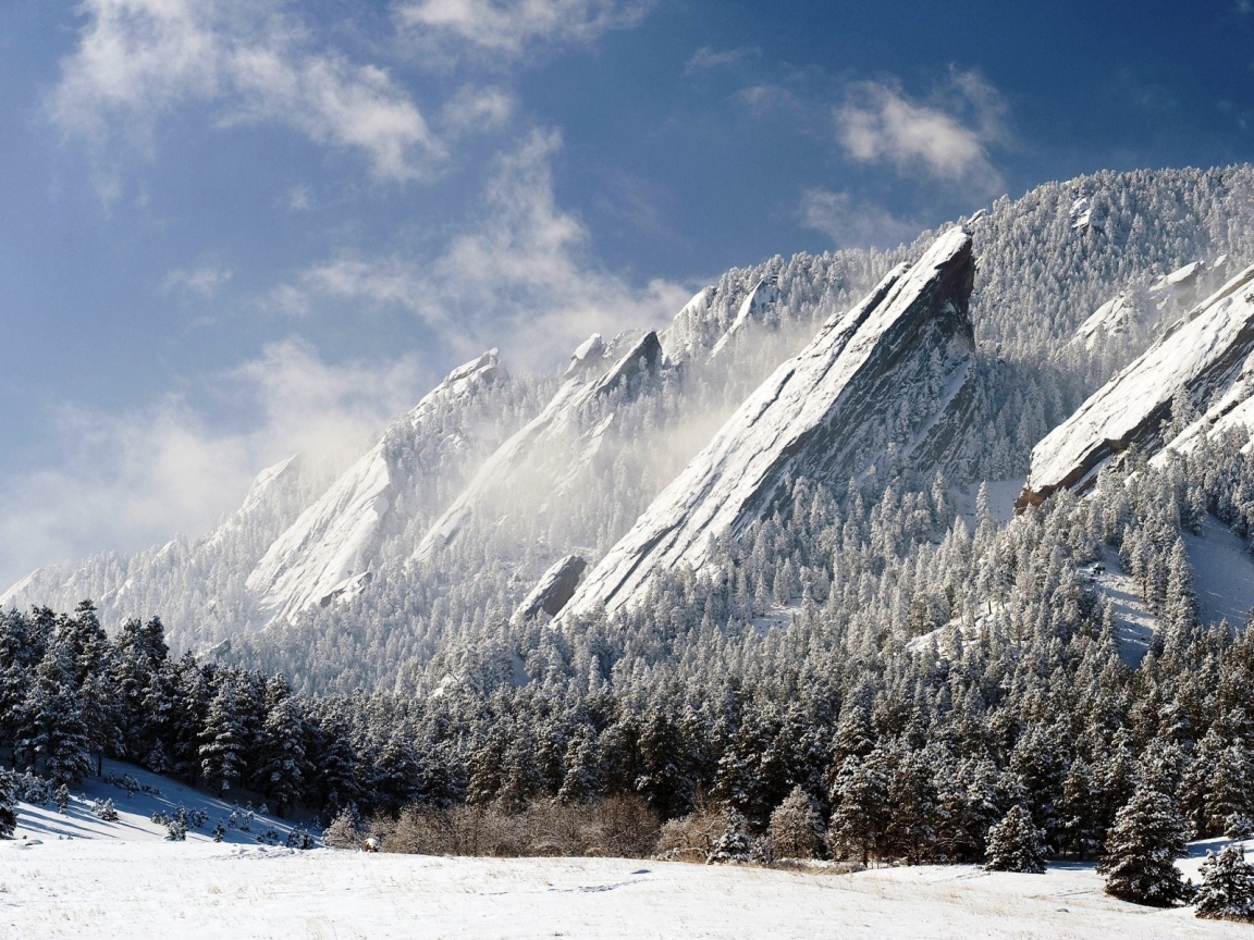 Заснеженные скалы в горах Колорадо