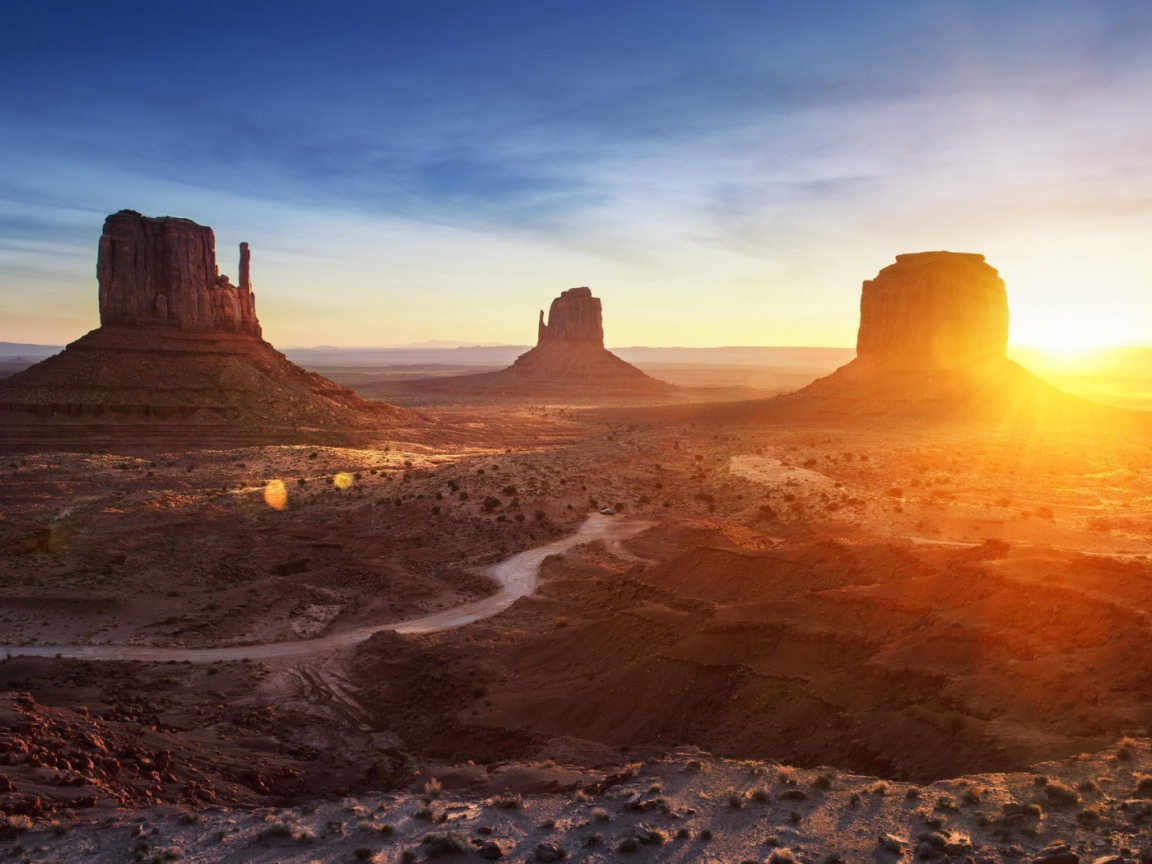 Восход солнца в Долине монументов