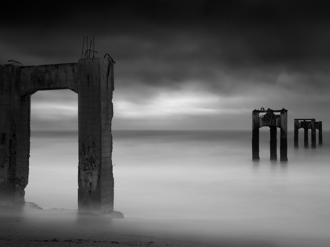 Остатки пирса в тумане, Калифорния