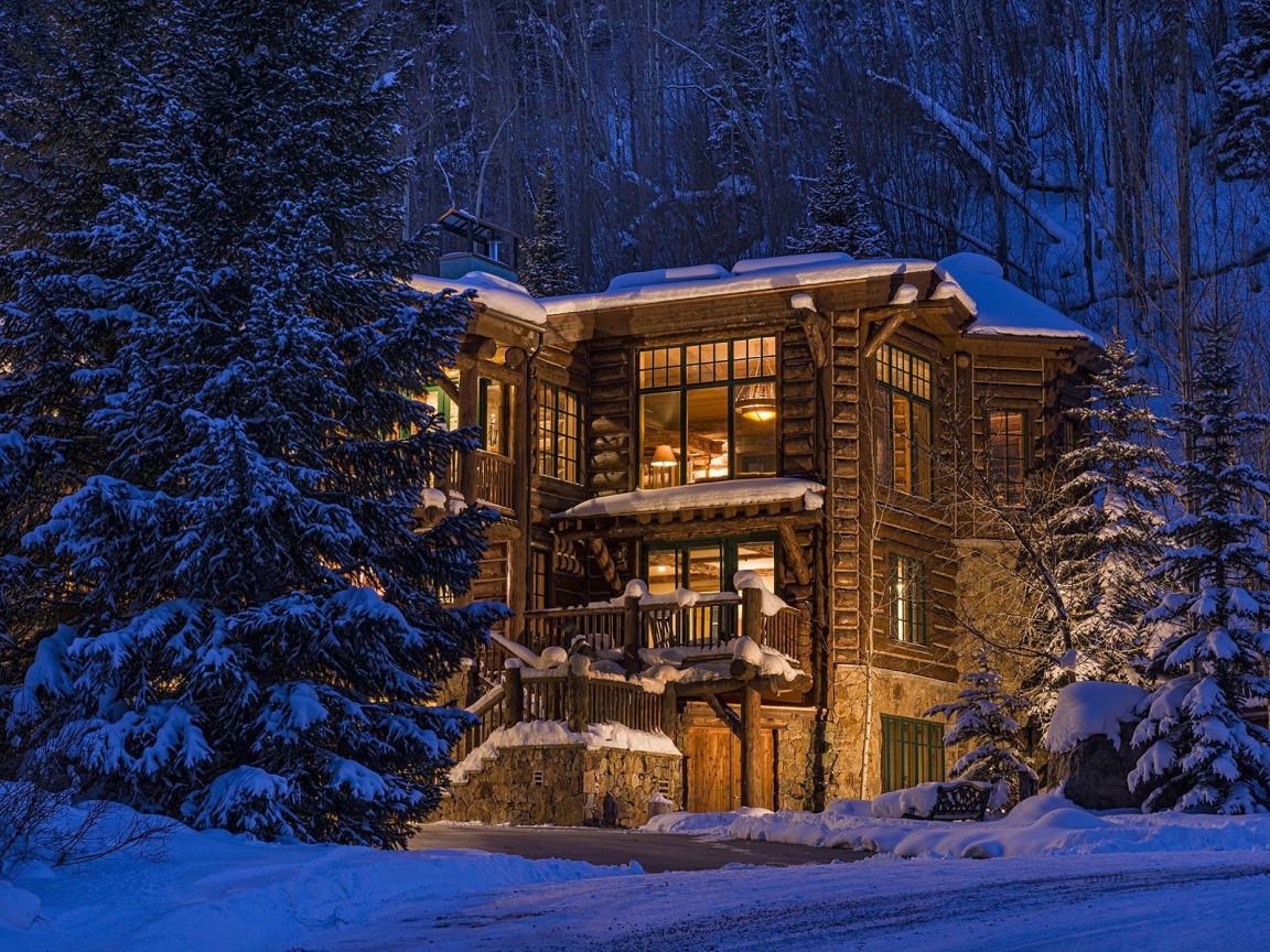 Деревянный дом в зимнем лесу в Колорадо, США