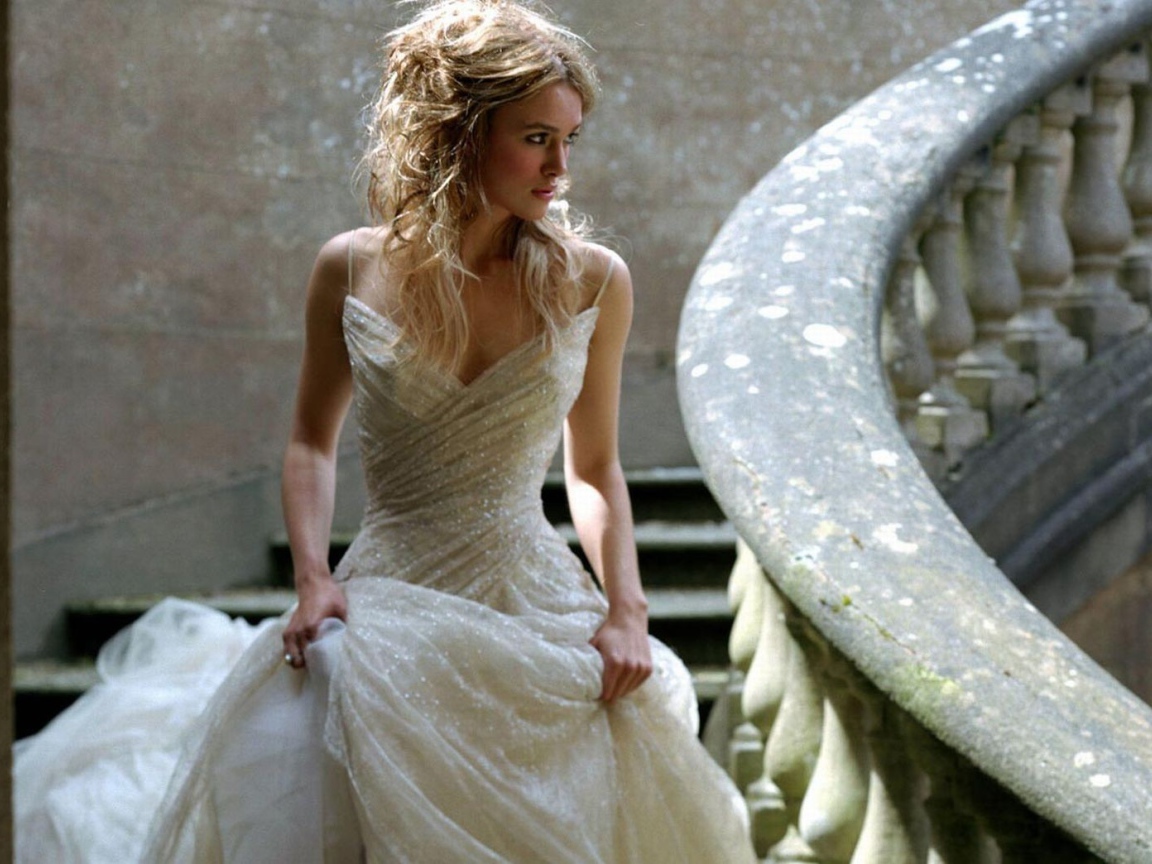 Девушка в белом платье спускается по лестнице, Кира Найтли
