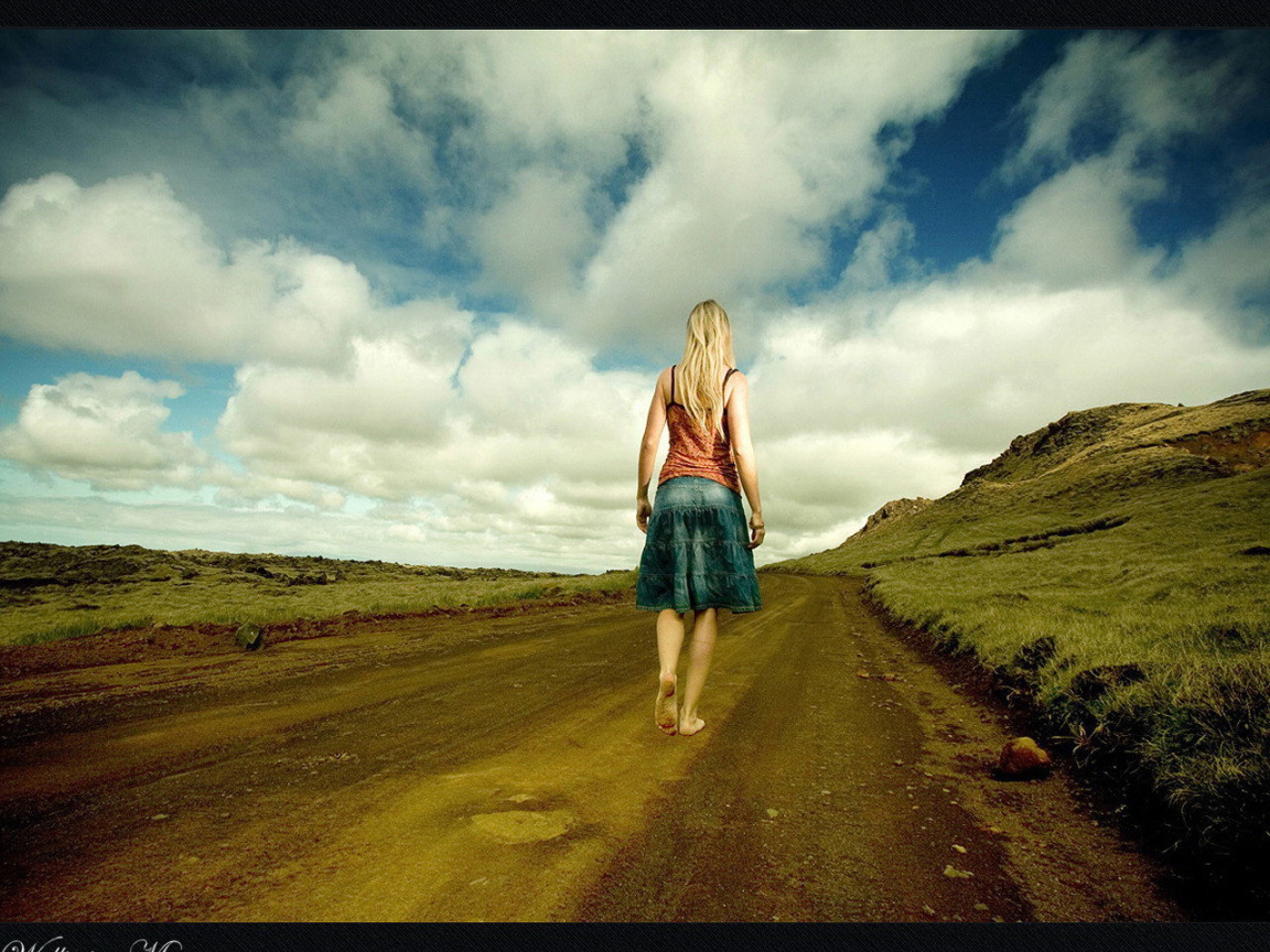 Босая девушка на дороге