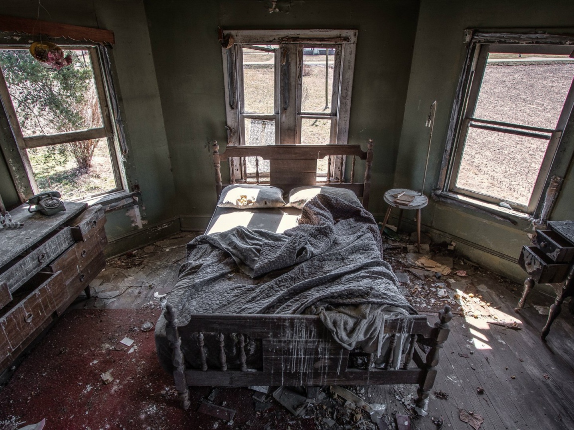 Спальня в заброшенном доме