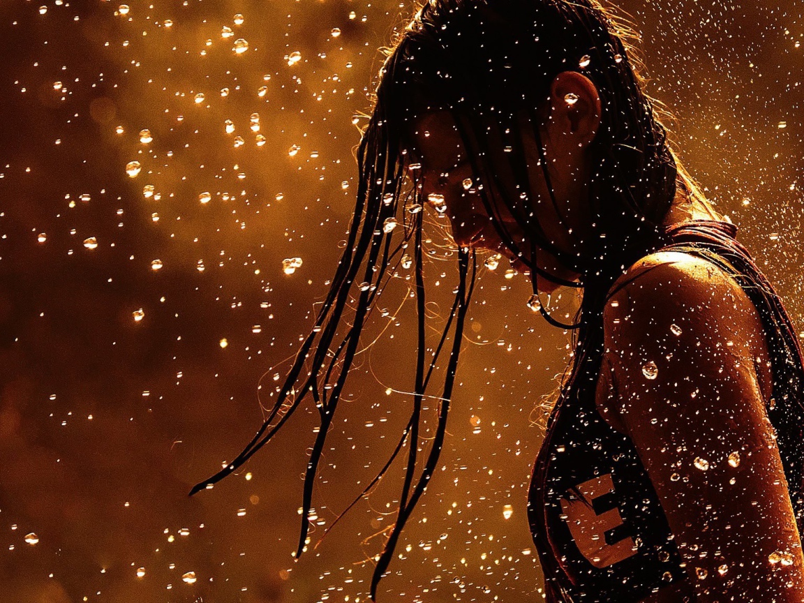 Девушка спортсменка среди капель дождя