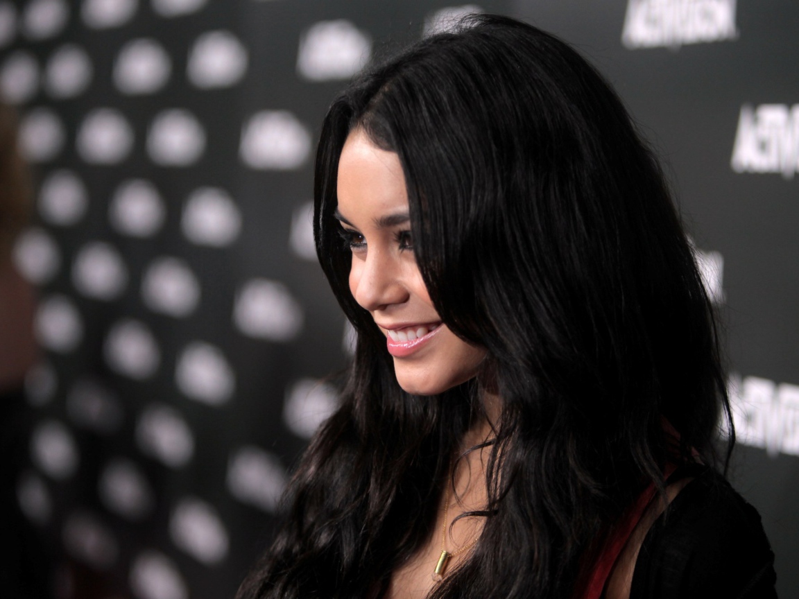 Девушка брюнетка Ванесса Хадженс