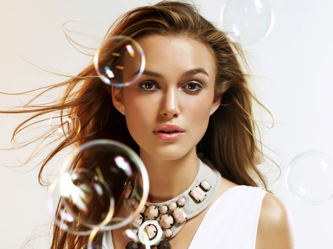 Кира Найтли среди мыльных пузырей