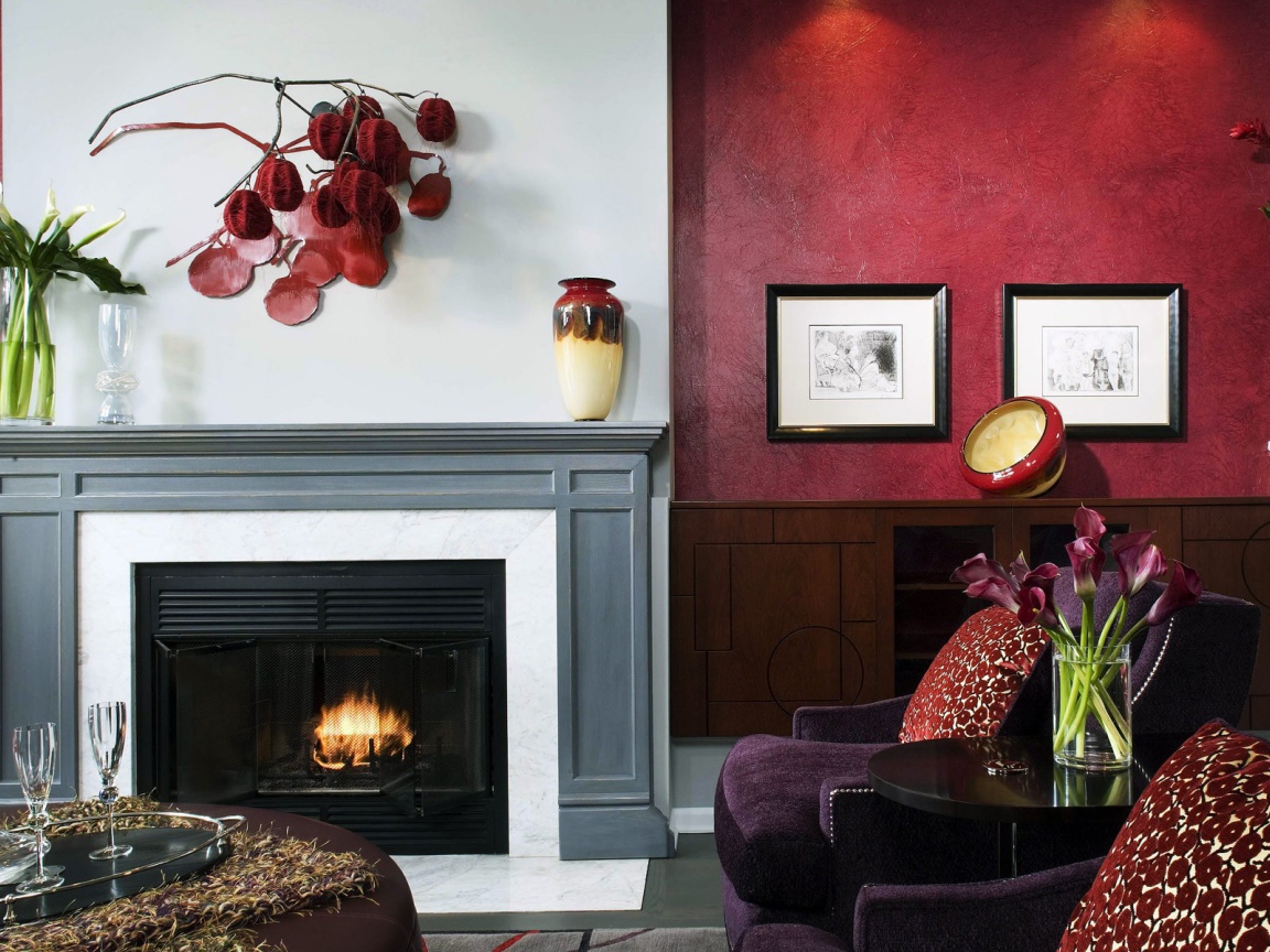 Гостиная с камином в красных тонах