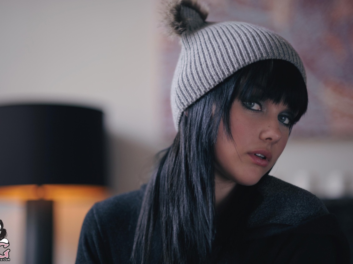 Мелисса Кларк в вязанной шапке