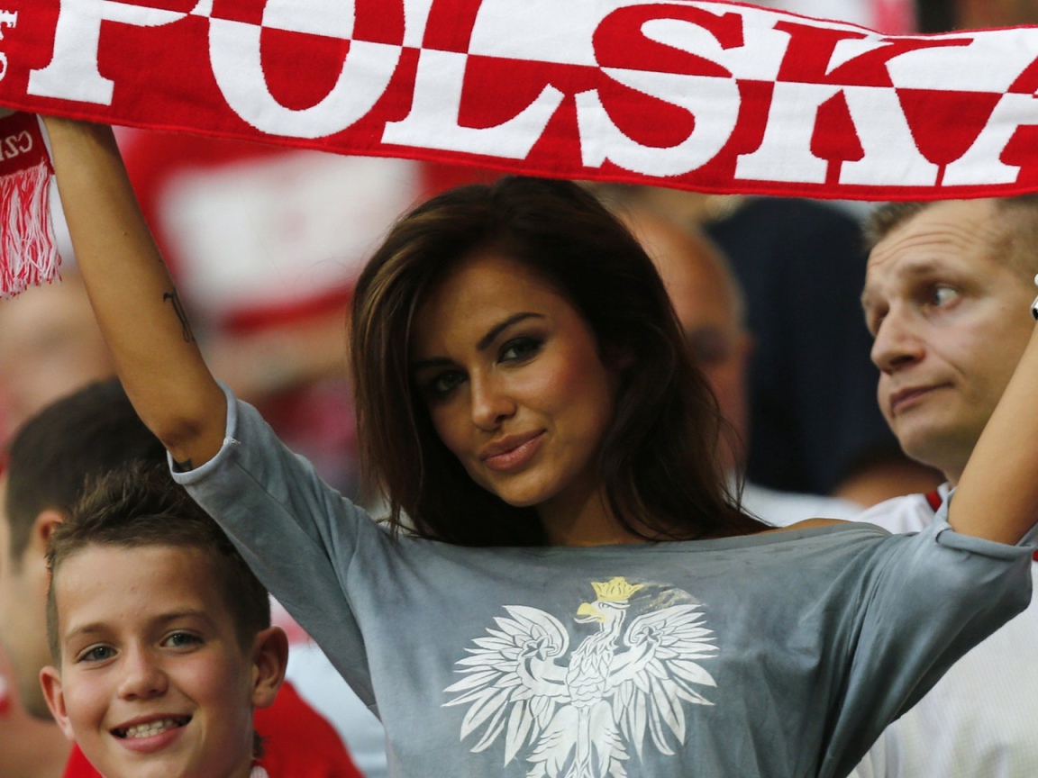 Девушка болеет за польскую команду