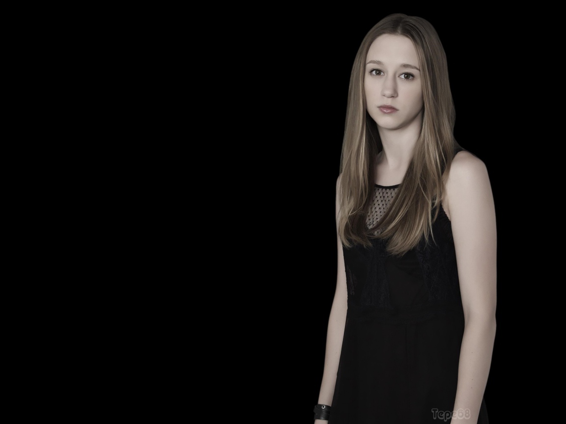 Таисса Фармига на черном фоне