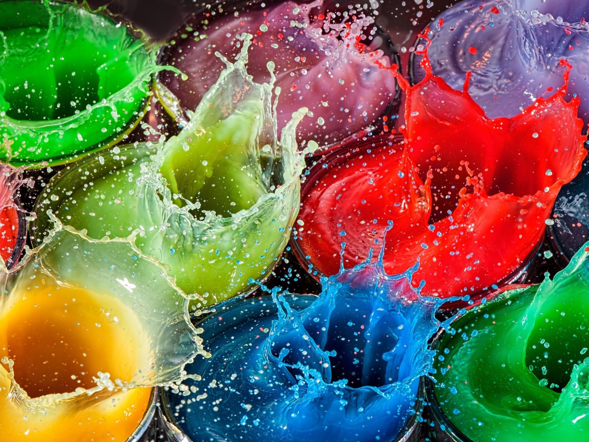 Разноцветные брызги воды в стаканах