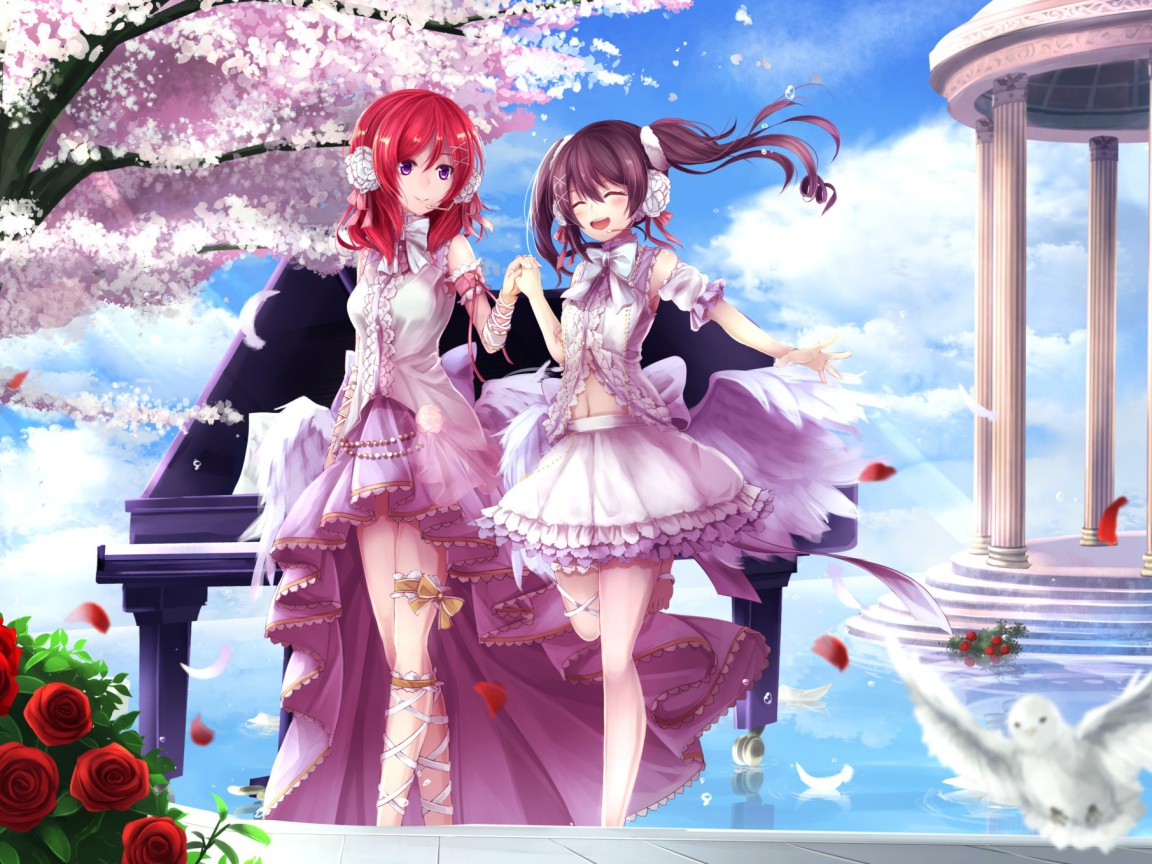 Девушки в розовых платьях Maki Nishikino и Yazawa Nico аниме Love Live! 