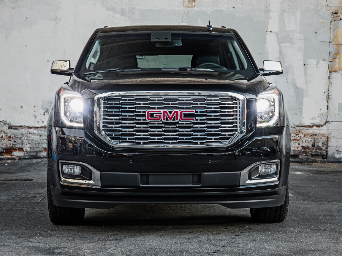 Черный автомобиль GMC Yukon Denali Ultimate, 2018 вид спереди