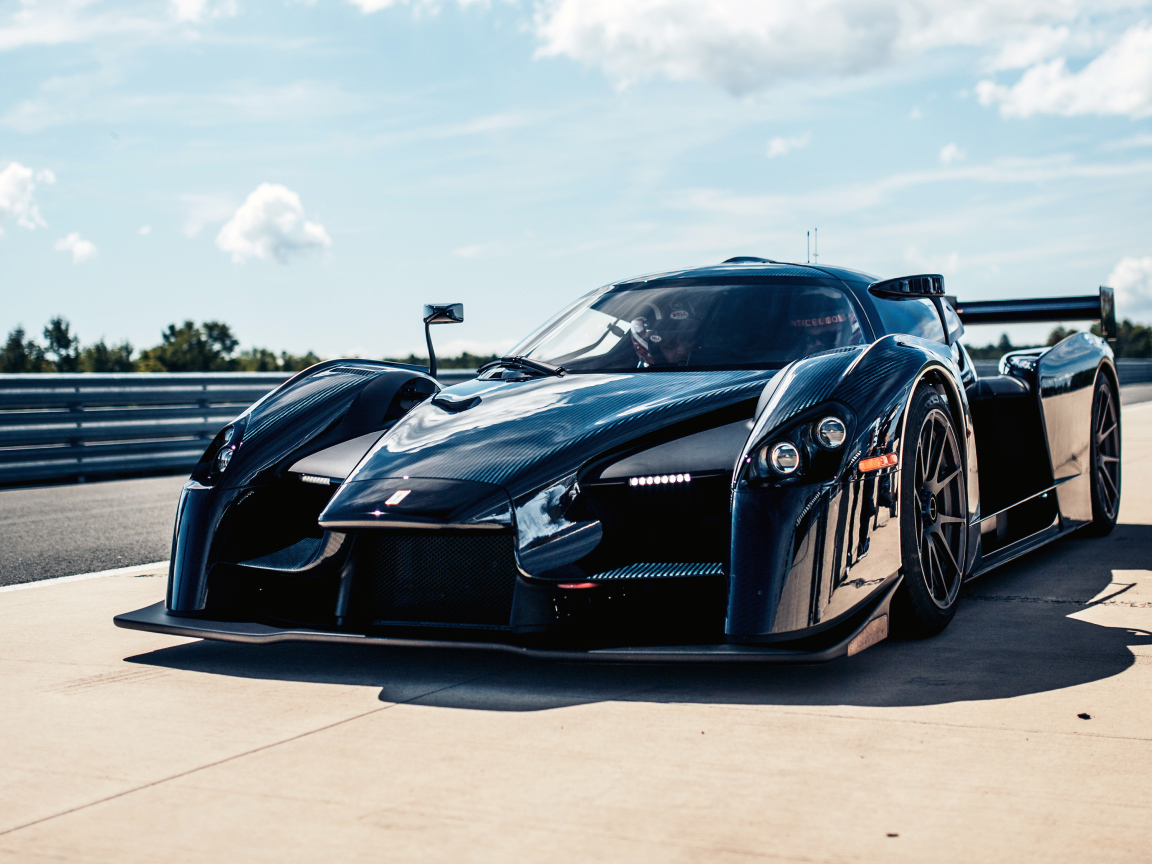 Черный быстрый спортивный автомобиль SCG 003CS на фоне голубого неба