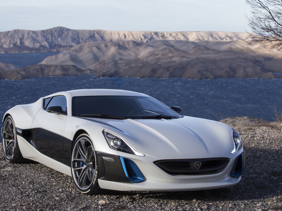 Спорткар  Rimac Concept One на фоне гор 