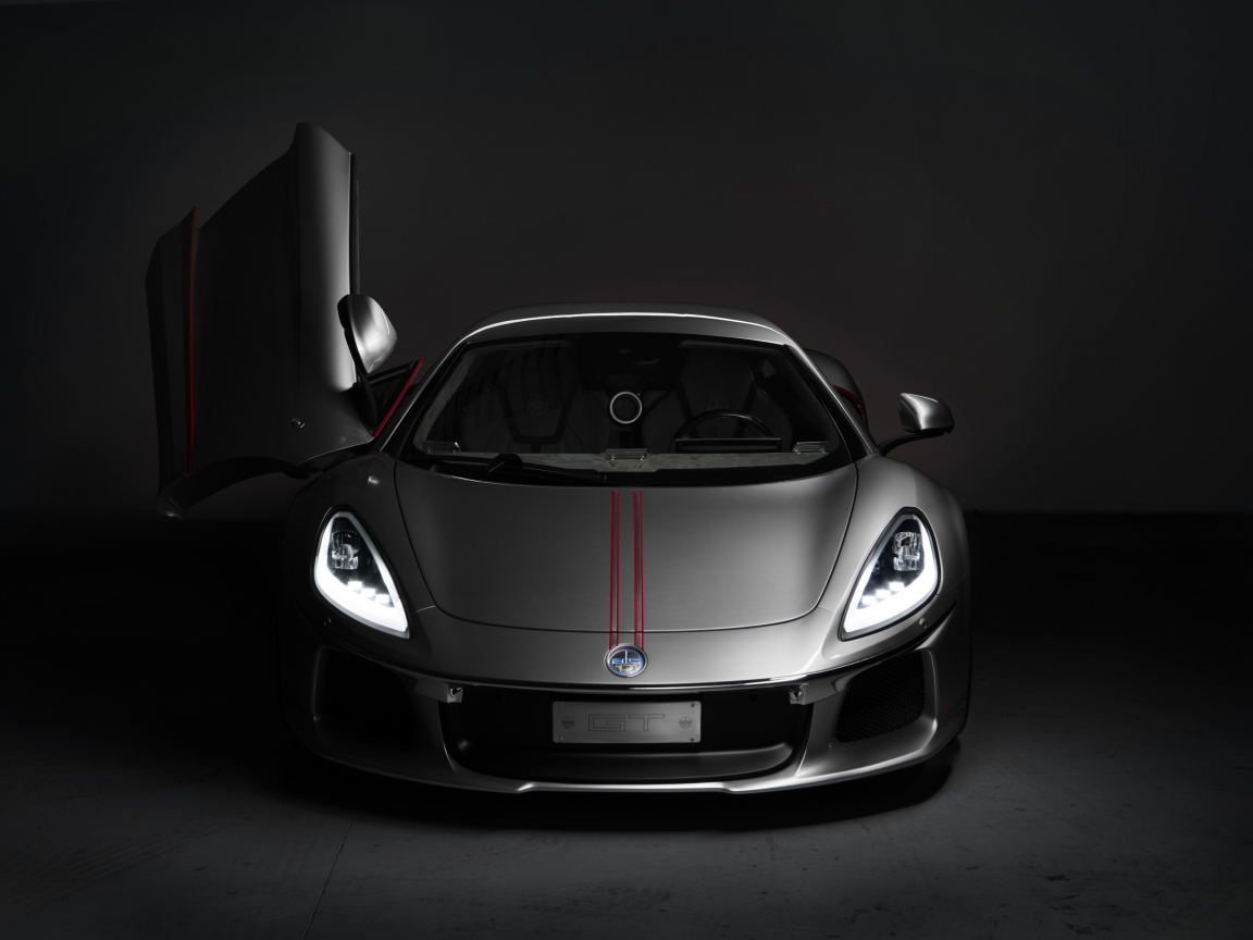 Серебристый автомобиль ATS GT, 2018 с открытой дверью