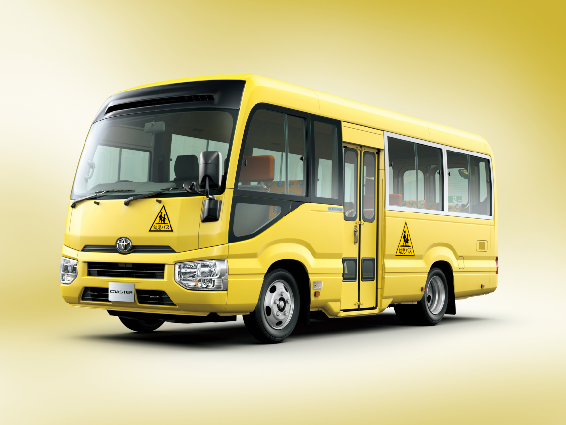 Желтый школьный автобус Toyota Coaster, 2017
