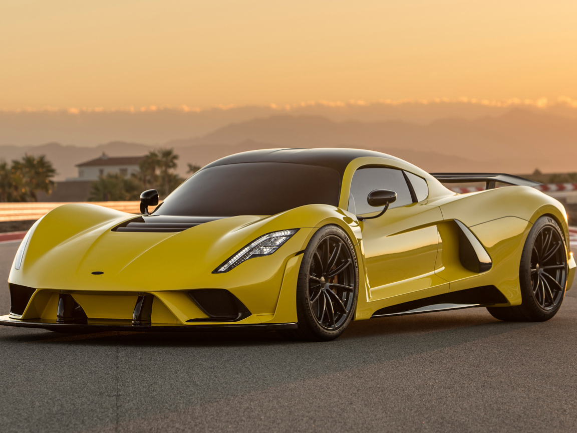Желтый спортивный автомобиль Hennessey Venom F5, 2019