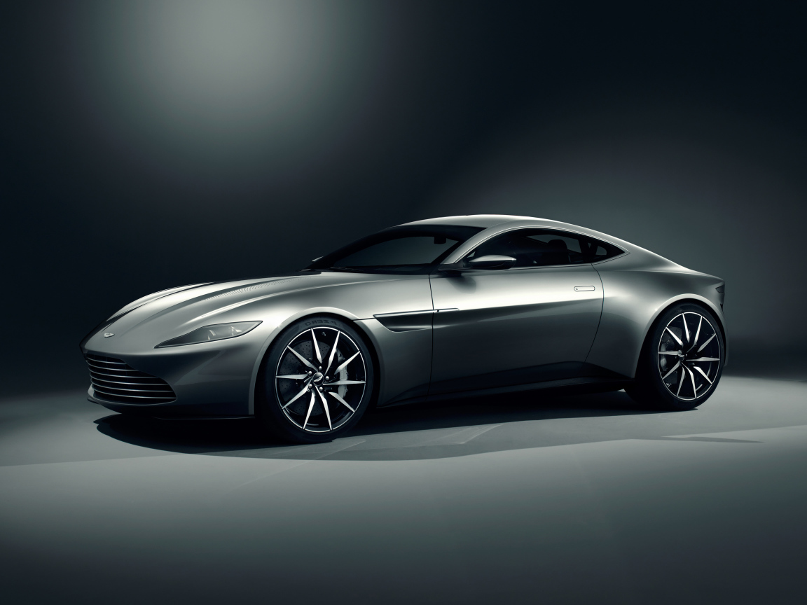 Серебристый автомобиль Aston Martin DB10 