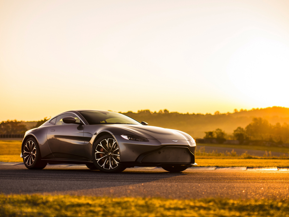 Спортивный автомобиль Aston Martin Vantage, 2018 в лучах солнца