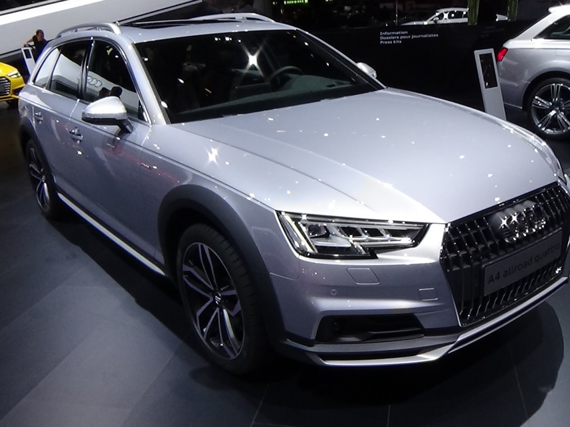 Серебристый Audi A4 2017