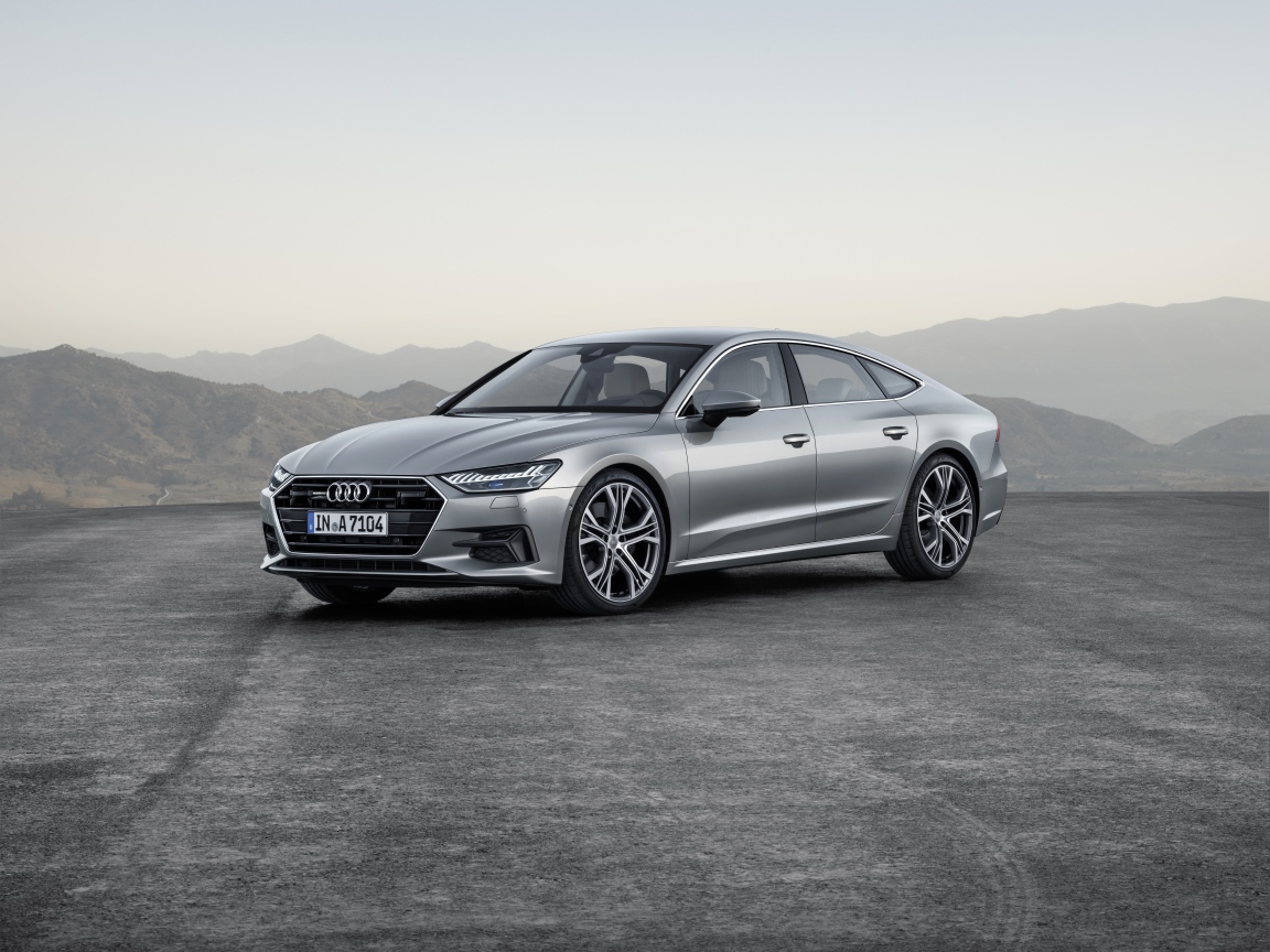 Стильный серебристый автомобиль Audi A7