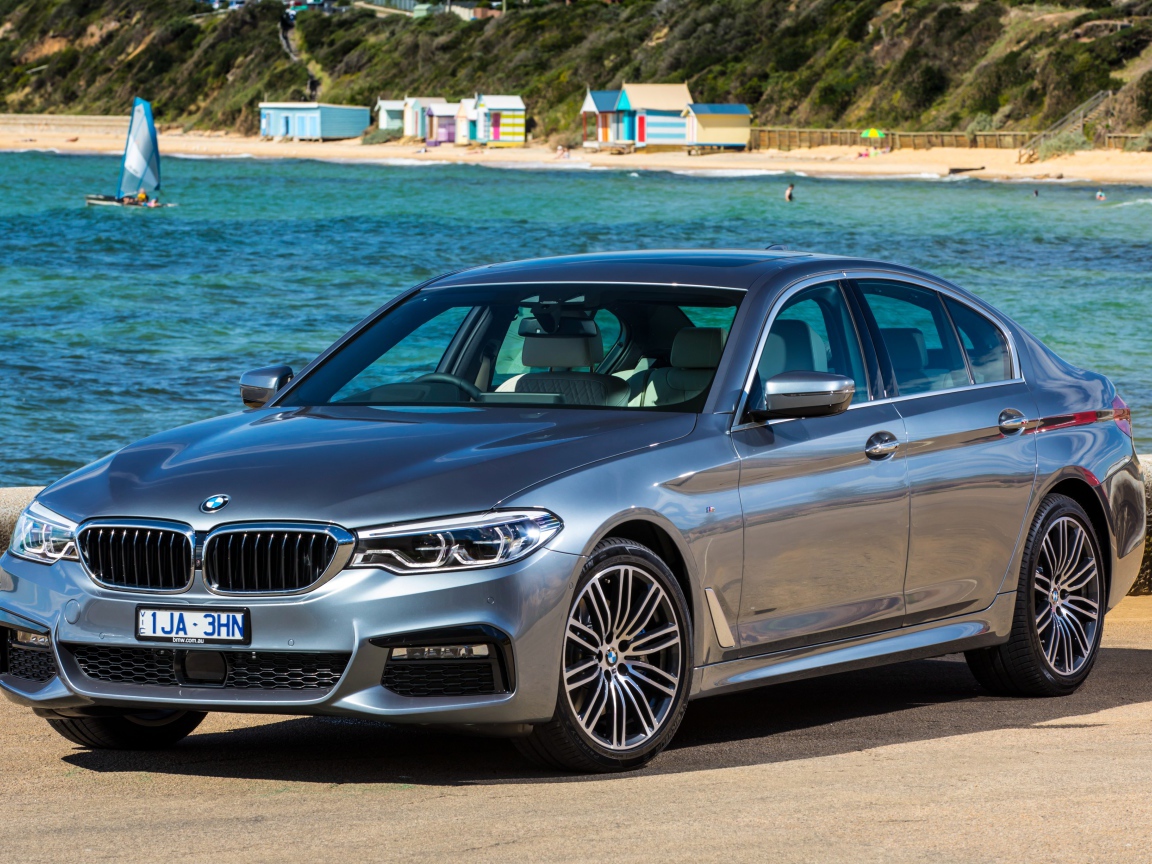 Серебристый автомобиль BMW  530i Sedan M, 2017 