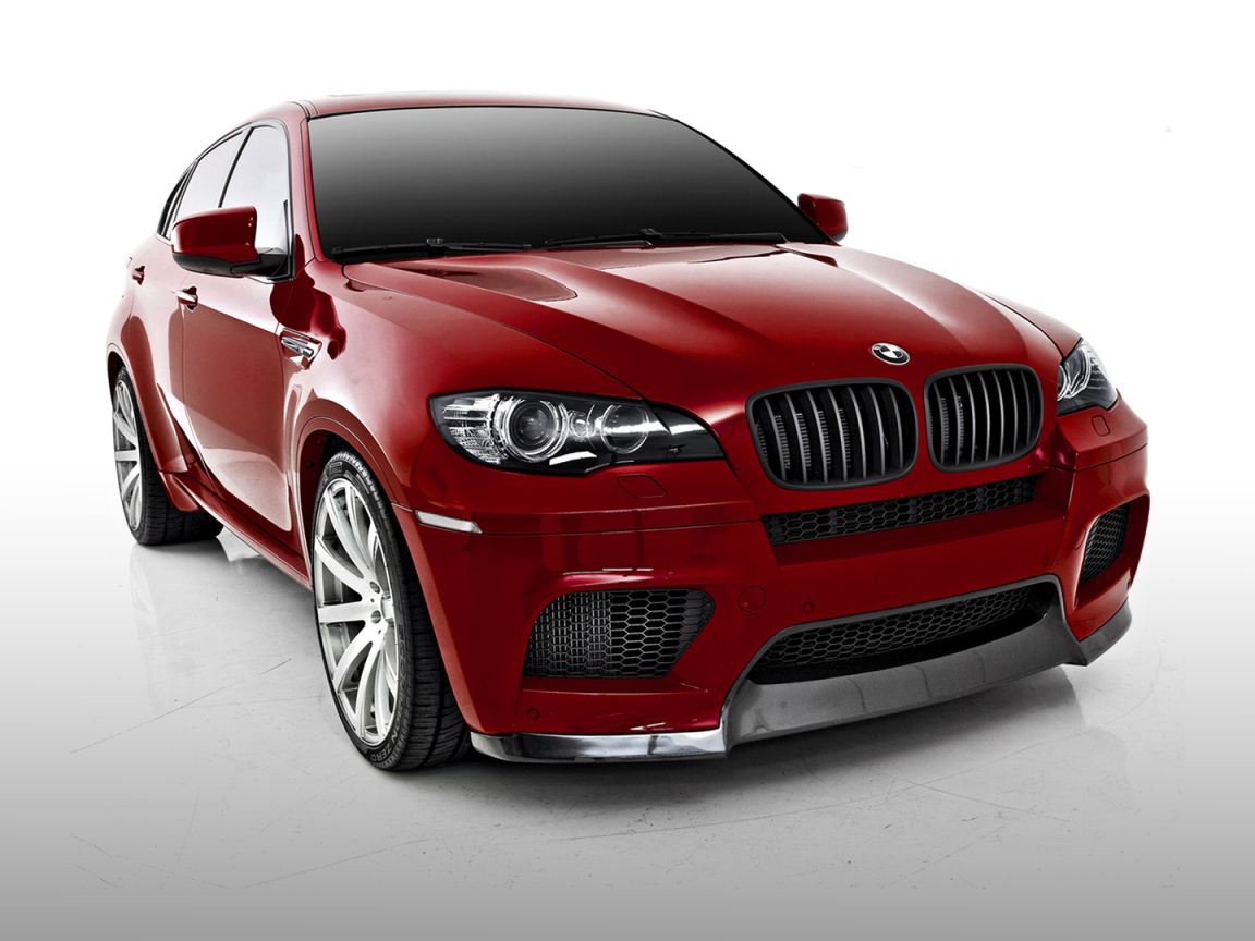 Красный автомобиль BMW X6 на белом фоне 
