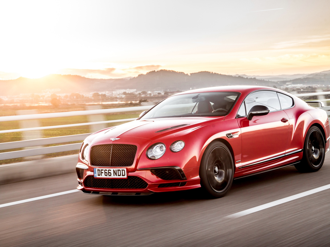Красный автомобиль  Bentley Continental Supersports на трассе 
