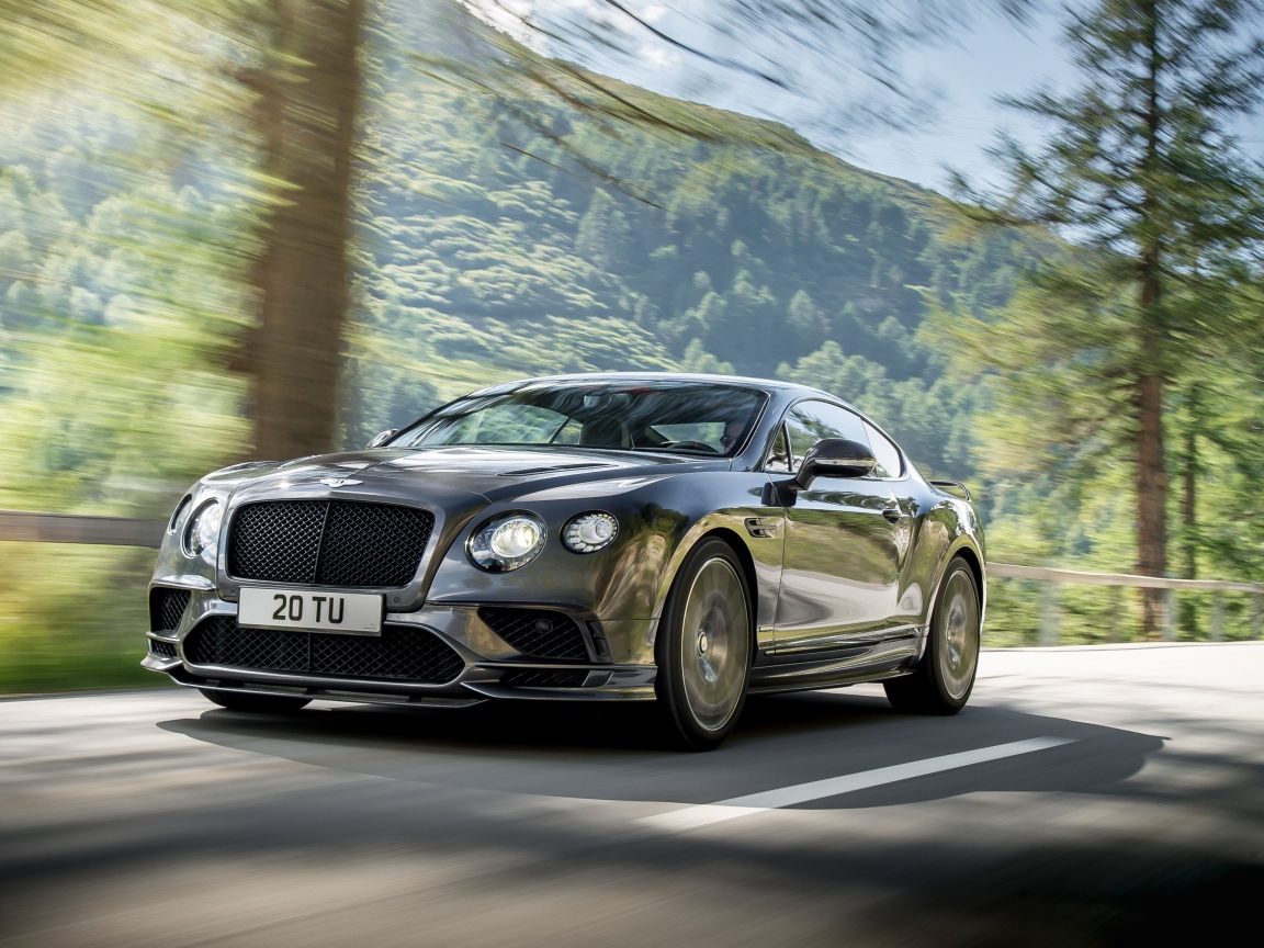 Черный стильный автомобиль Bentley Continental Gt на трассе 
