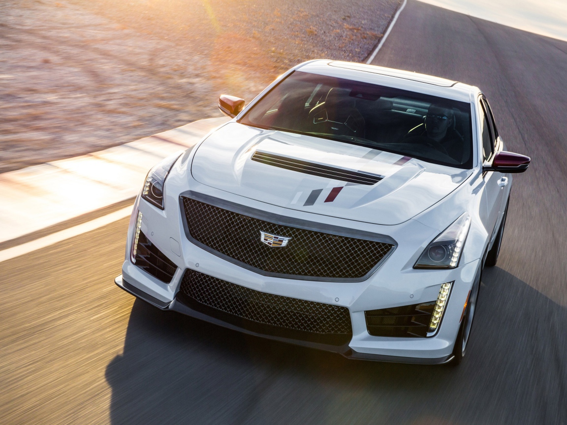 Белый автомобиль Cadillac CTS V, 2018