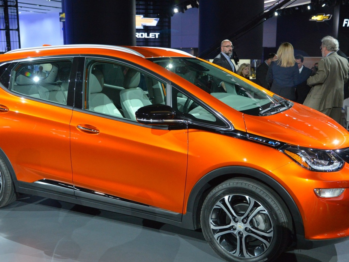 Оранжевый Chevrolet Bolt EV модель  2017 года 