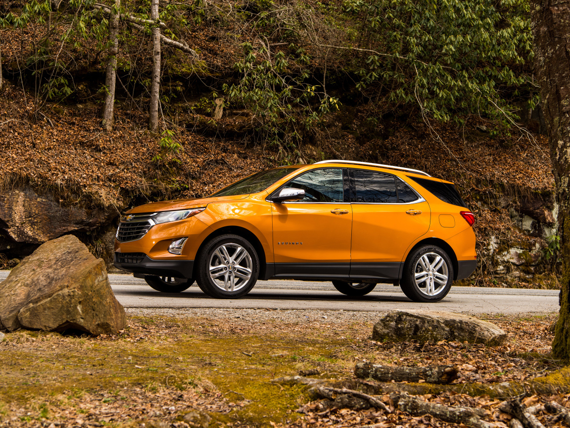 Оранжевый автомобиль Chevrolet Equinox вид сбоку 